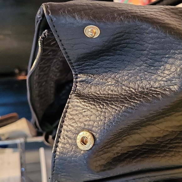 Vera New York Large Black Leather Tote/Handbag with Side Snap & Sig Logo Lining - Picture 13 of 13